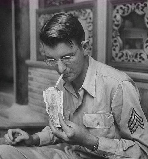  1945年通货膨胀图1面对一麻袋的钱发愁,图4很帅气,也很无奈