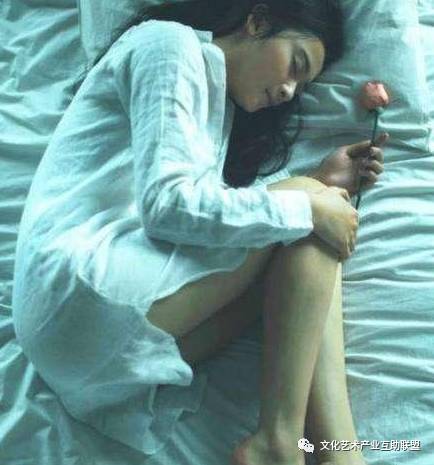  揭秘娱乐圈潜规则她是第一人,自爆曾陪睡100多次,最多4男同床