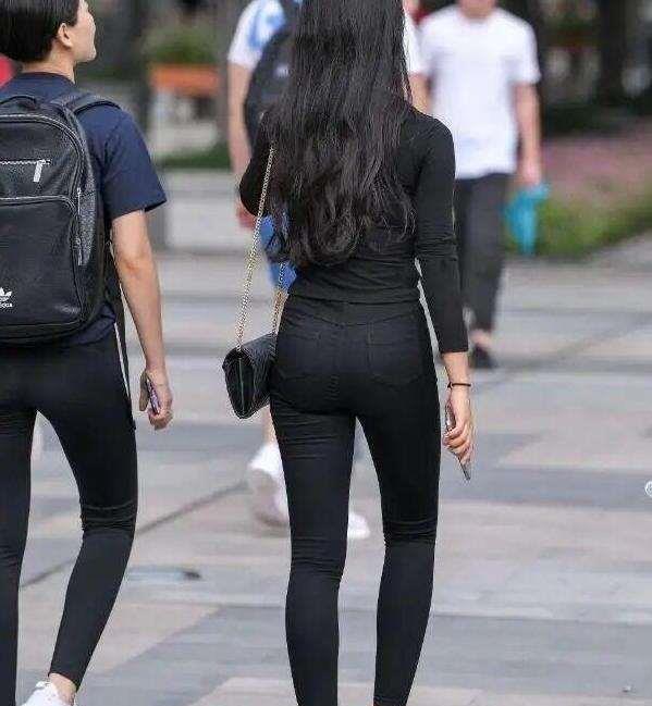  设计感满满的打底裤,时尚又显瘦的利器,让你成为人群的焦点