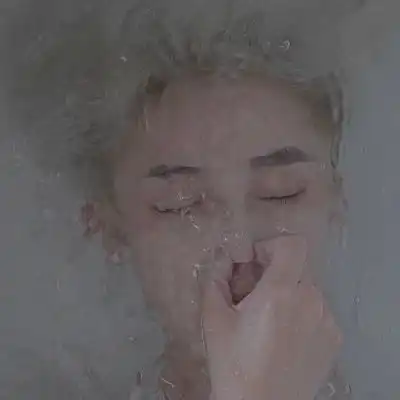  白色禁欲系男生清爽的头像被浪费的太炽热的爱耿耿于怀罢了