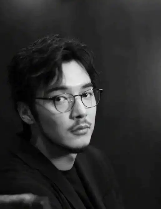  金世佳终于摆脱展博影子,建议络腮胡半永久,斯文又具魅力