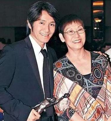  周星驰母亲2次棒打鸳鸯凡有成就的男人,父母肯定比妻子重要