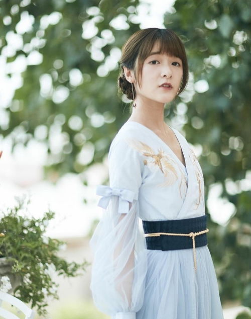  徐娇晒古风美照,温婉气质甜美,粉丝假小子长成大姑娘了