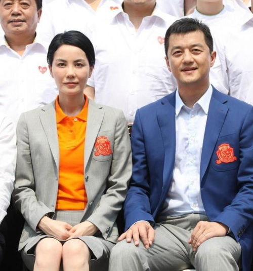  大气李亚鹏跟海哈金喜直播唱因为爱情,娇妻说鹏哥跟菲姐唱得好
