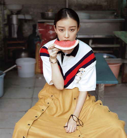  倪妮不愧是高级脸,穿v领金丝裙气质优雅,梳中分都堪比女王
