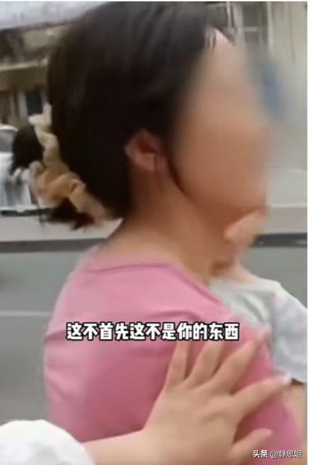  孩子扒拉西瓜,瓜摊老板制止,妈妈原地撒泼险些酿成大祸