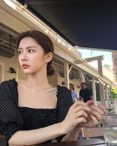  高允真高级脸超越郑秀晶,小洋裙气质绝佳,直角肩身材堪比金智妮