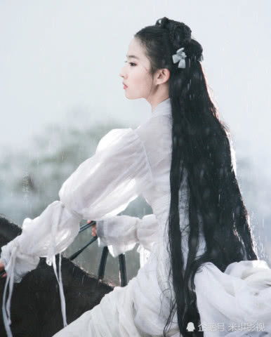  以仙气出名的刘亦菲,换上动漫中的姬发后,从小龙女变成了阎魔爱
