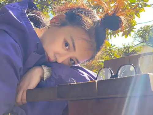  马思纯晒美照不见婴儿肥,冲锋衣配丸子头清新灵动,素颜美回20岁