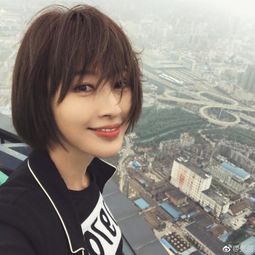  出演上古情歌的女二号,爱骑机车,成为安踏代言人