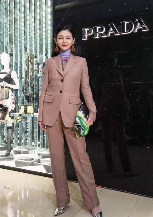  大小s姐妹花合体,姐姐驼色西装干练大方,妹妹波点长裙元气十足