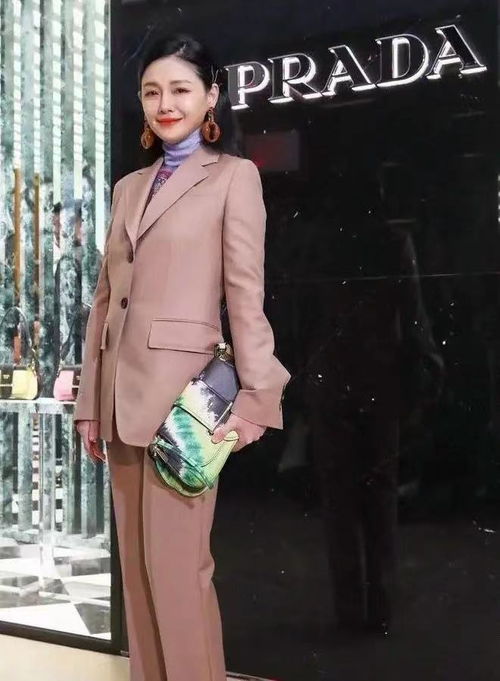  大小s罕同框捞金大s穿西装变富态像乡村企业家,小s仍有风情感