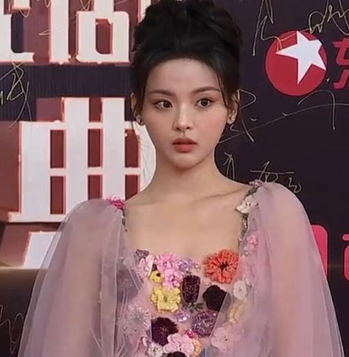  又一个红地毯李小冉美冻,张萌半见,多多争奇斗艳
