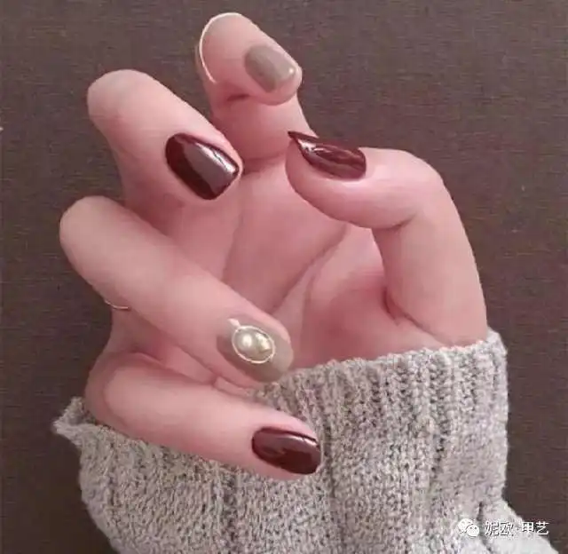  秋冬时尚搭配美甲与毛衣的邂逅