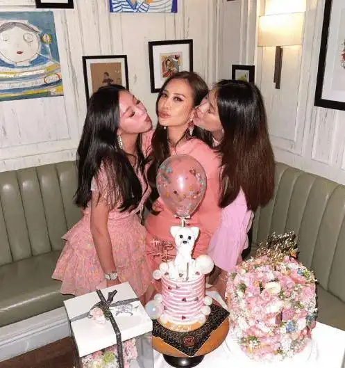  林心儿继续庆生,西瓜红连衣裙甜美不失淑女,曾惊艳巴黎名媛舞会