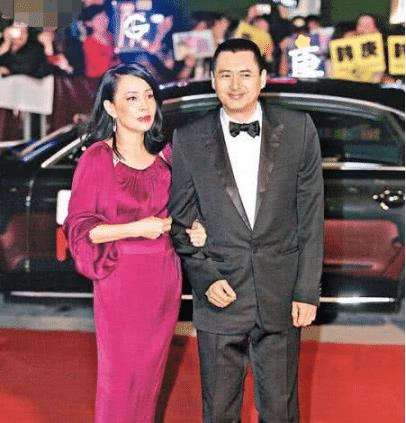 发嫂61岁了,不整容不保养老得自然,认真打扮起来也很美