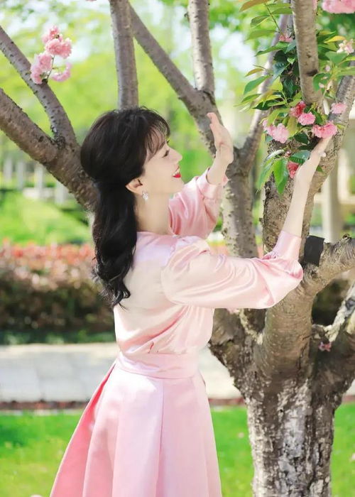  赵雅芝发美照,好有活力70岁也很精彩,头发也好多