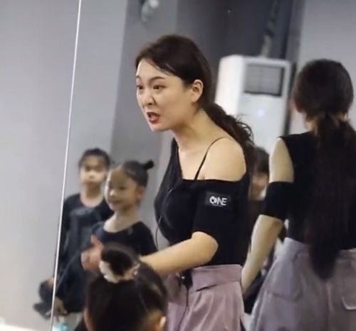  海南一拉丁舞老师表情夸张魔性教学,全程激情澎湃孩子妈也想学
