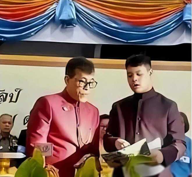  泰国储君提帮功处境尴尬,迎接生母西拉米,还不忘陪伴继母