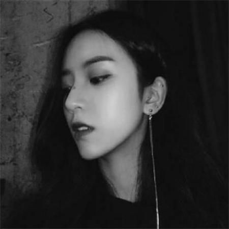  伤感黑白头像女,超颓废的黑白伤感女头像