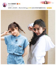  杨幂生日秀穿搭,黑t恤叠穿再现经典下衣失踪,光着脚丫俏皮减龄