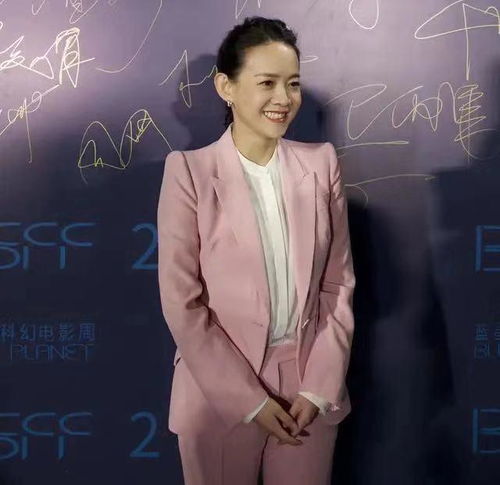  曾宝仪46岁还是那么有少女感穿一身粉色西装干练知性,温柔甜美