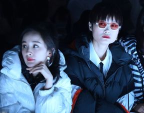  都夸杨幂羽绒服时髦,我却更爱李宇春妆容,红唇配回形针耳饰美爆