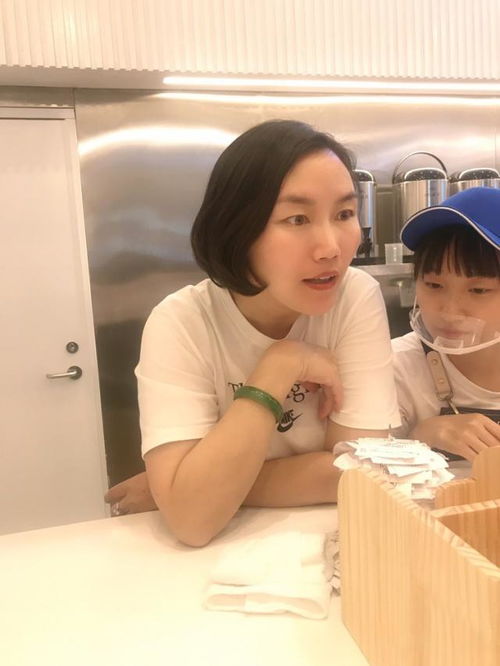  王俊凯吸金能力强为何要开奶茶店看完小凯父母穿搭,多少明白点