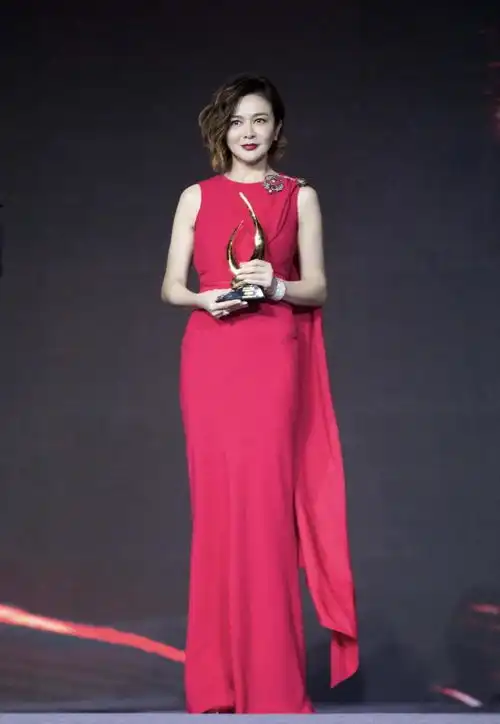  关之琳青春满分,穿红色系列运动套装减龄洋气,真不愧是冻龄女神