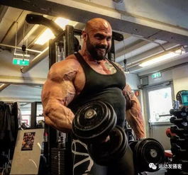  肌肉狂魔人的健身日常,每天训练10小时生吃20斤牛肉
