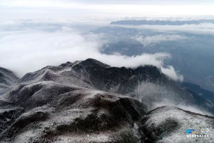  航拍长江三峡巫山春雪映云海似泼墨国画