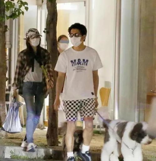  木村拓哉父女遛狗,未修图脸瘦得太显老,长女和妈妈有同款o型腿