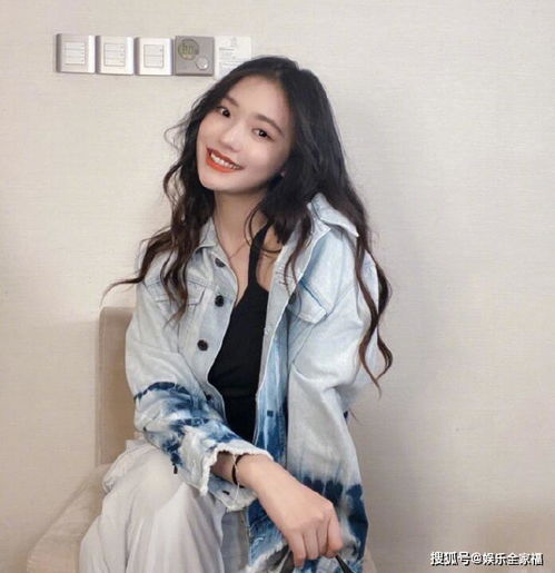  林允分享初夏美照对镜歪头露笑又甜又美
