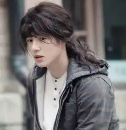  刘昊然长发造型曝光,可盐可甜的日系学长,网友的评价褒贬不一