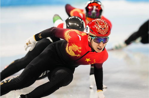  龙纹雪板锦鲤头盔冬奥赛场上中国风太酷了