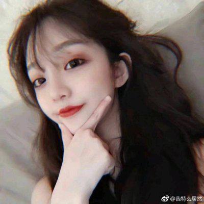  可爱搞怪的女生头像有一部分是剪刀手的