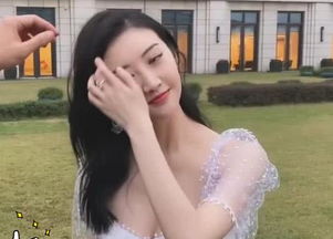  31岁的景甜太撩人,助理为她整理头发,低头的一瞬间是心动啊