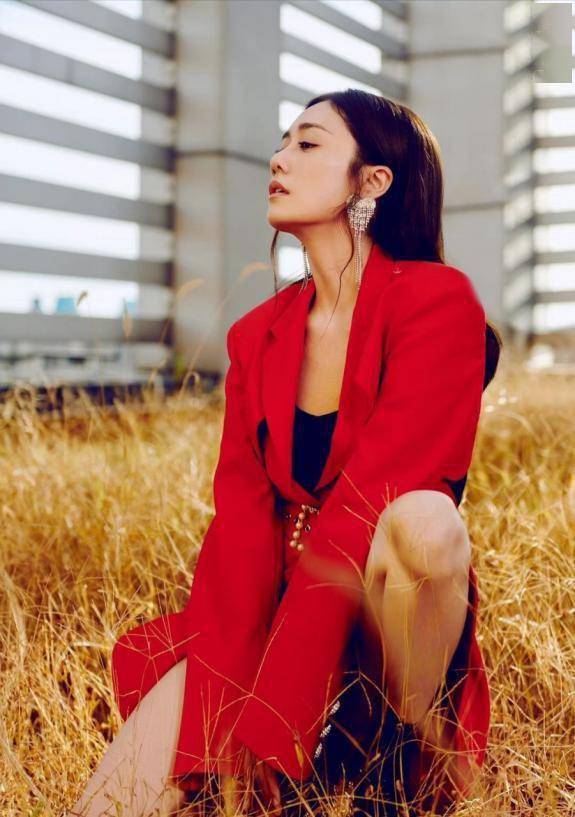  刘芸发量真惹人羡慕,黑长直配黄色宽松长裙清新甜美,时尚又高级