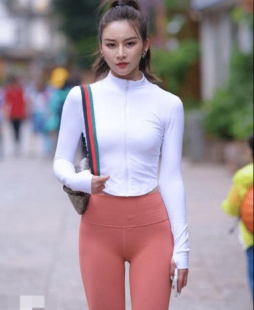  微胖的姑娘真会穿,白色搭配高腰瑜伽裤,减龄又显清新自然风