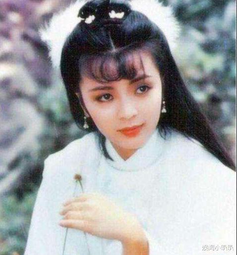  她是金庸心中最美的小龙女,周润发曾为她情伤,最后却皈依佛门