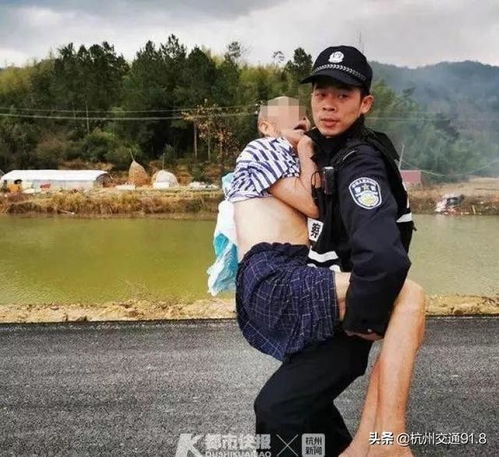  最美公主抱浙江民警冲进火场救出8旬老人杭州交通91.8资讯