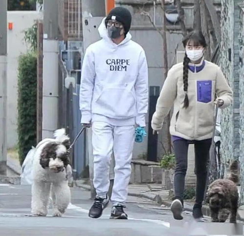  木村拓哉和工藤静香外出依旧手牵手走路,静香比佐佐木希幸福太多