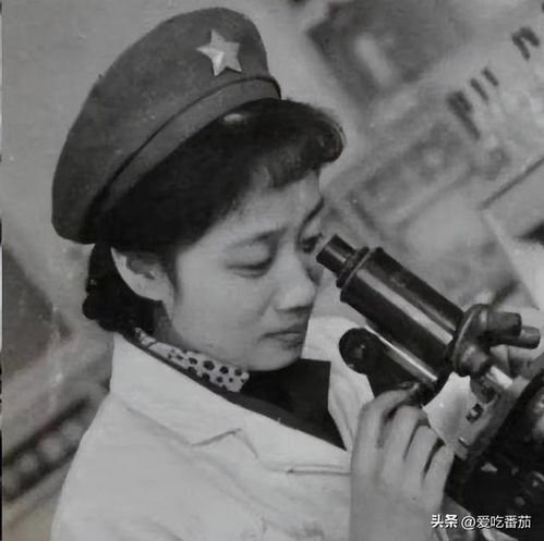  77年我光身子在澡堂洗澡,女兵硬闯进来