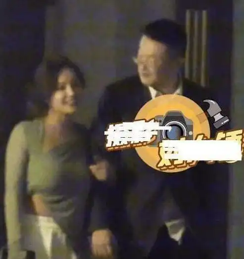  姚笛罕见晒自拍,手拿咖啡微笑比心,头戴绿帽引发热议