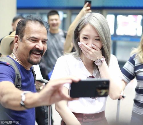  孟美岐重回火箭少女后换新发色捂脸甜笑和歪果大叔玩自拍