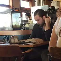 高清禁欲系头像男看书