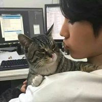  男神头像2019抱猫照片迷人男生抱猫黑白头像