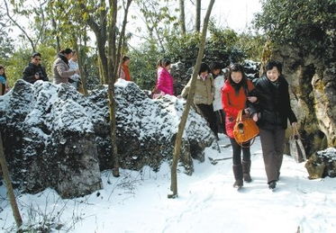  春雪阳光相会华蓥山川渝市民山上踏雪赏春