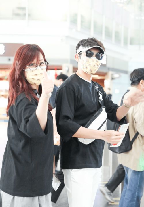  陈松伶与老公婆婆三人出行,穿搭干净简约,婆婆站c位挺抢镜