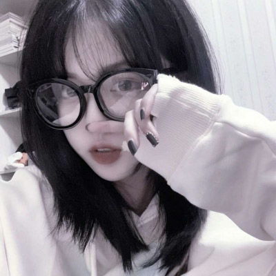  可爱圆圆眼镜女生头像精选戴黑色眼镜头像图片